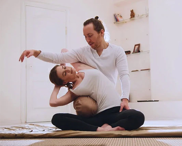 Ogawa Active XL DUO stretch program options showing Thai Spinal Care and Japanese techniques
