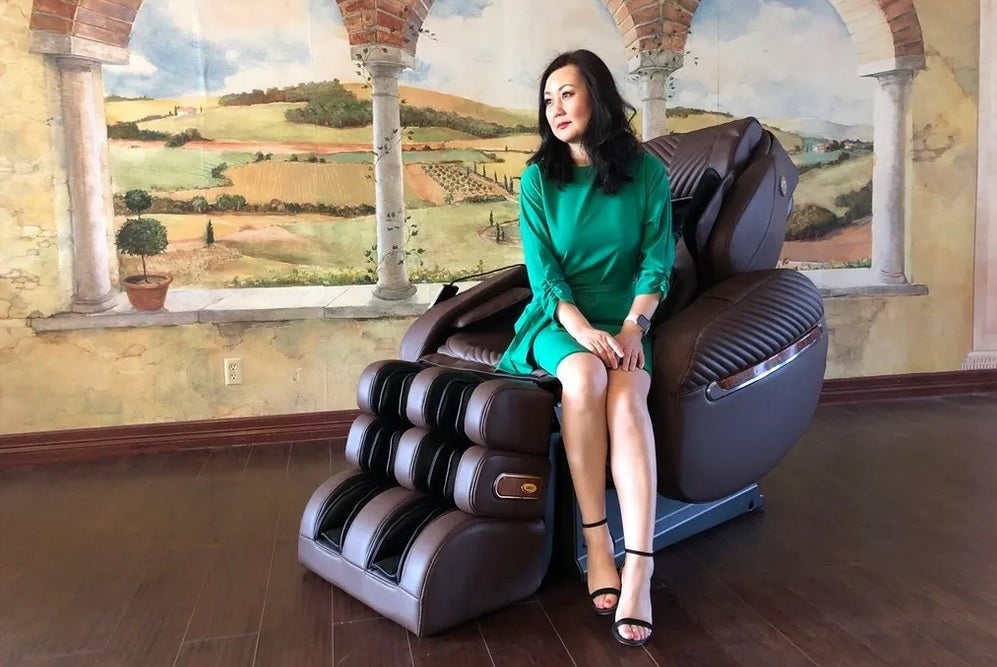 luraco i9 massage chair's sliding armrests